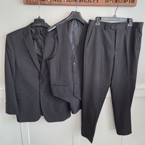 Men's Warehouse Wilke-Rodriguez Modern Fit 3-piece black suit 40 R and 33 X 30